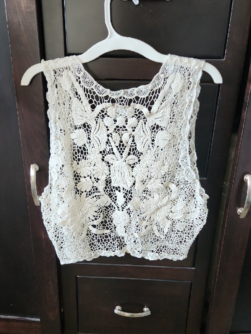 Francesca's Collections Cream Crochet Floral Lace Cropped Vest - Picture 4 of 5